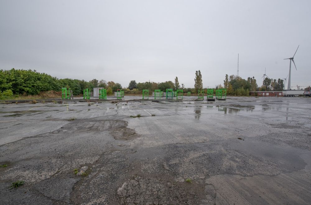 Vastgoedfoto van TE HUUR opslagruimte en buitenterreinen te Sint-Eloois-Vijve.