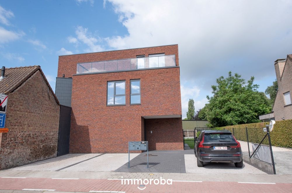 Vastgoedfoto van onroerend goed 8890674, Prachtig gelijkvloers appartement van 147m² te Sint-Eloois-Vijve met tuintje en overdekt terras. 