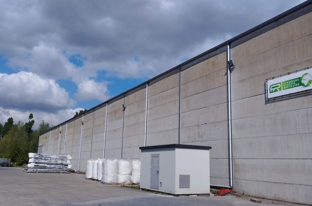 Vastgoedfoto van Loods ( 2250m²) met ruime buitenopslag te Sint-Eloois-Vijve
