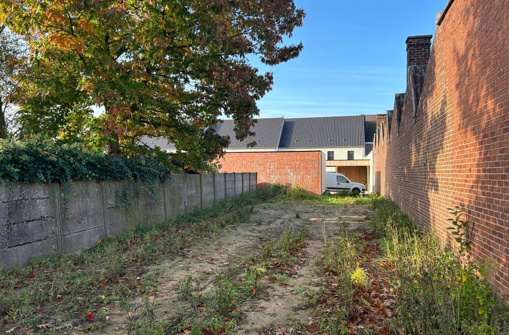 Vastgoedfoto van Te koop: Bouwgrond (497m²) voor gesloten bebouwing (met uitweg) op topligging, centrum Desselgem.