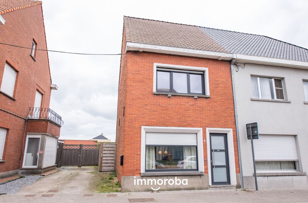 Vastgoedfoto van onroerend goed 8560657, Mooi gerenoveerde, halfopen woning te koop in Zulte (centrum Machelen) met 3 slaapkamers.