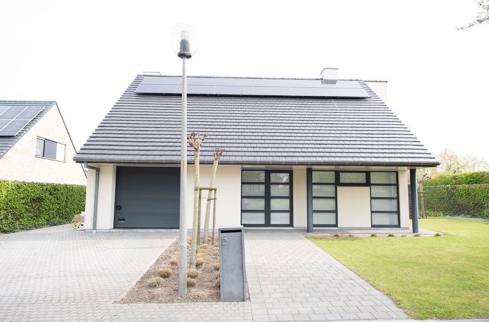 Vastgoedfoto van Perfect onderhouden villa op 914m² te koop in residentiële wijk te Waregem.