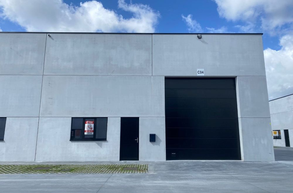 Vastgoedfoto van Nieuwbouw KMO-unit van 300m² met 3 parkeerplaatsen te Beveren-Leie, met sanitair en bureauruimte! 