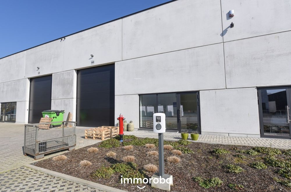 Vastgoedfoto van onroerend goed 8255185, Instapklare kantoorruimte te huur te Olsene.
