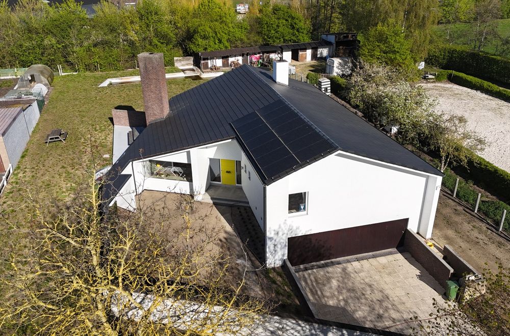 Vastgoedfoto van TE KOOP: Ruime architectenwoning in residentiële wijk 'De Piste'. Rustig, groen en zeer bereikbaar op een perceel van maar liefst 1800m²! 